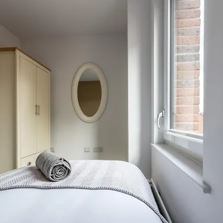 Modern 5 Bedroom Town House With Off St Parking