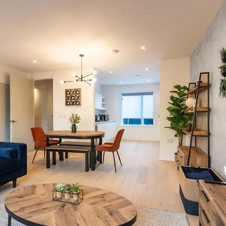 Vakantiehuis Modern 5 Bedroom Town House With Off St Parking