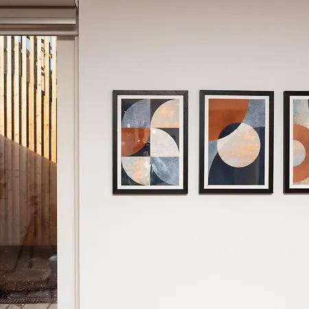 Modern 5 Bedroom Town House With Off St Parking Hébergement de vacances *