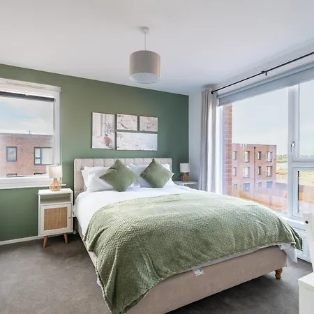 Modern 5 Bedroom Town House With Off St Parking *