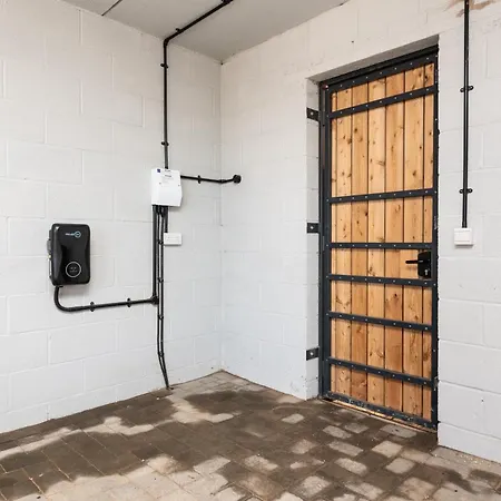 Modern 5 Bedroom Town House With Off St Parking * Bristol