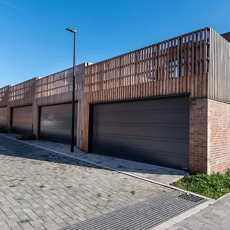 Modern 5 Bedroom Town House With Off St Parking *