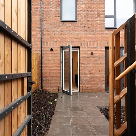 Modern 5 Bedroom Town House With Off St Parking Hébergement de vacances