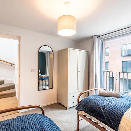 Modern 5 Bedroom Town House With Off St Parking * Bristol