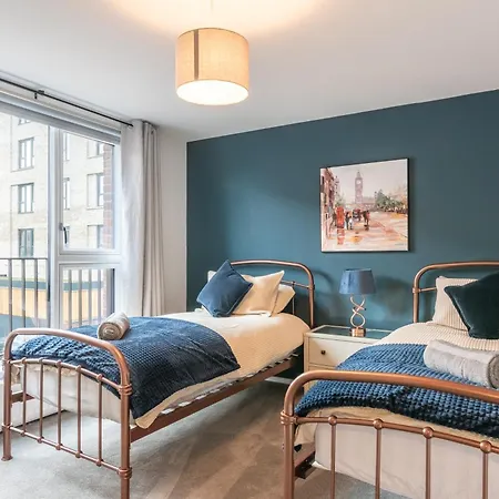 Modern 5 Bedroom Town House With Off St Parking