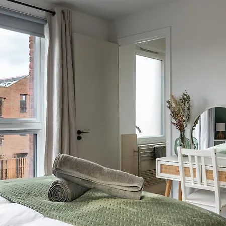 Modern 5 Bedroom Town House With Off St Parking