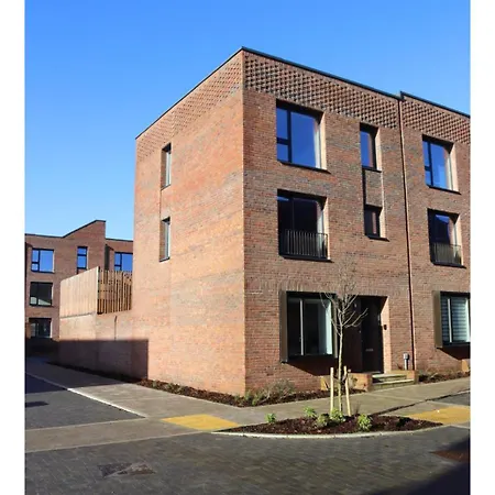 Modern 5 Bedroom Town House With Off St Parking