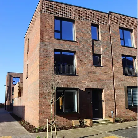 Modern 5 Bedroom Town House With Off St Parking Hébergement de vacances *