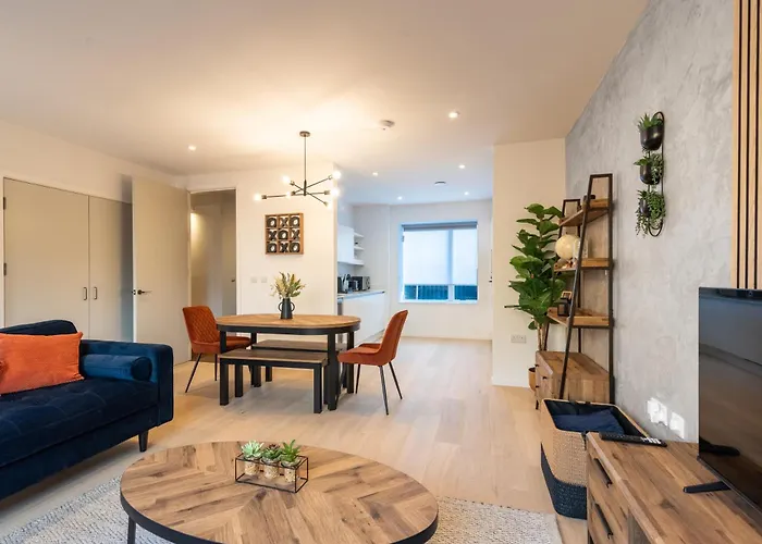 Casa de Férias Modern 5 Bedroom Town House With Off St Parking