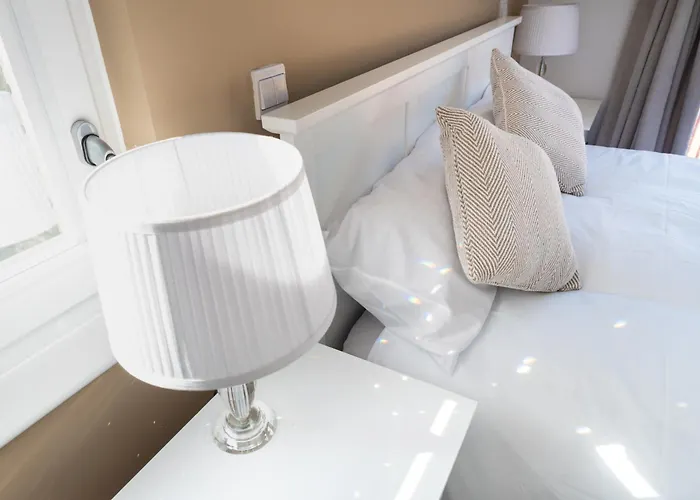 Casa de Férias Modern 5 Bedroom Town House With Off St Parking Bristol