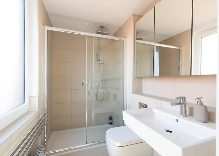 Modern 5 Bedroom Town House With Off St Parking * Bristol