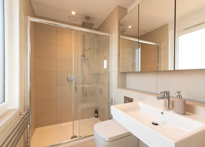 Modern 5 Bedroom Town House With Off St Parking Casa de Férias