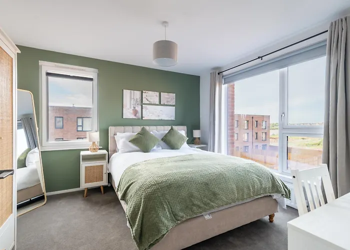 Modern 5 Bedroom Town House With Off St Parking *