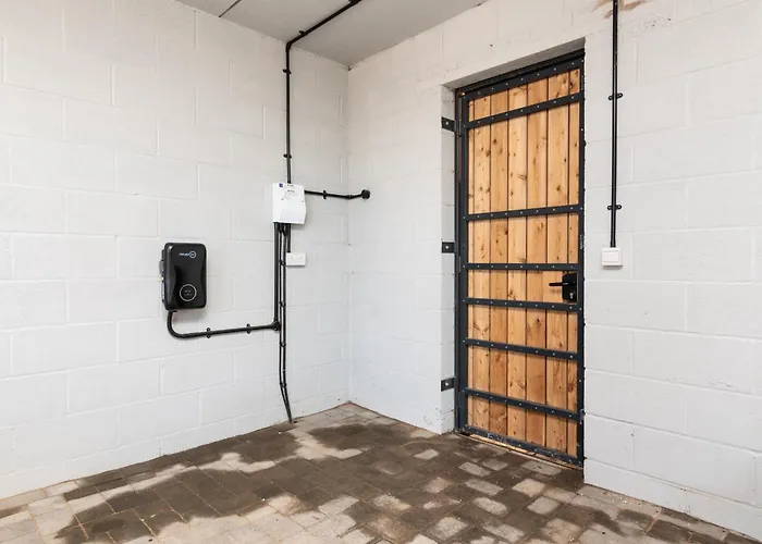 Modern 5 Bedroom Town House With Off St Parking * Bristol