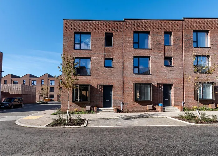 Modern 5 Bedroom Town House With Off St Parking Casa de Férias *