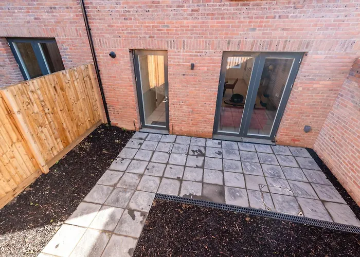 Modern 5 Bedroom Town House With Off St Parking *