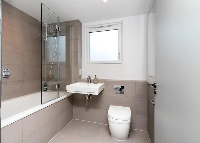 Casa de Férias Modern 5 Bedroom Town House With Off St Parking Bristol