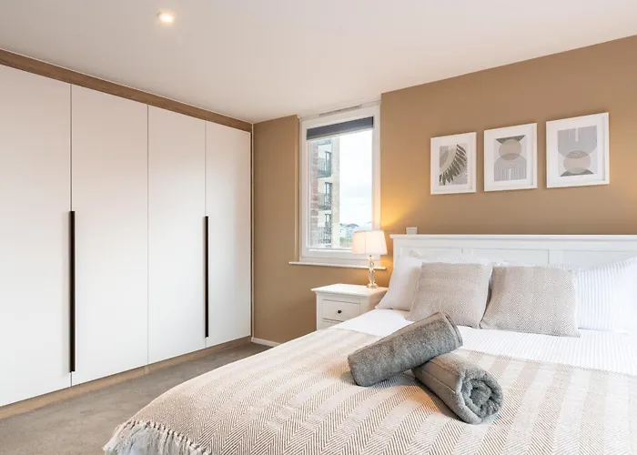 Modern 5 Bedroom Town House With Off St Parking *