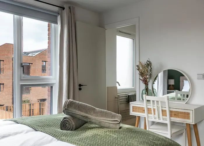 Modern 5 Bedroom Town House With Off St Parking