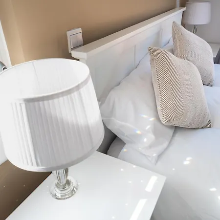 Дом отдыха Modern 5 Bedroom Town House With Off St Parking Бристоль