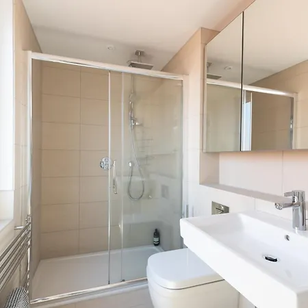 Modern 5 Bedroom Town House With Off St Parking * Бристоль