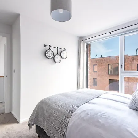 Modern 5 Bedroom Town House With Off St Parking