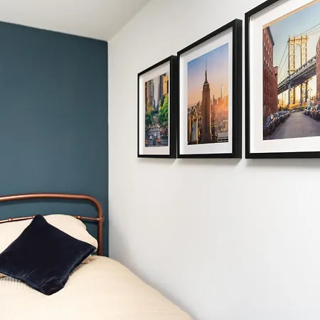 Modern 5 Bedroom Town House With Off St Parking * Бристоль