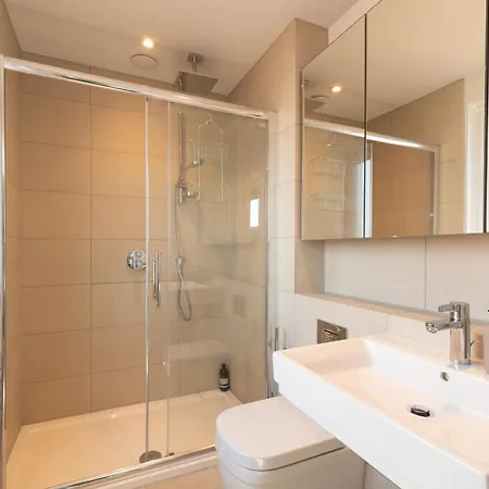 Modern 5 Bedroom Town House With Off St Parking Дом отдыха