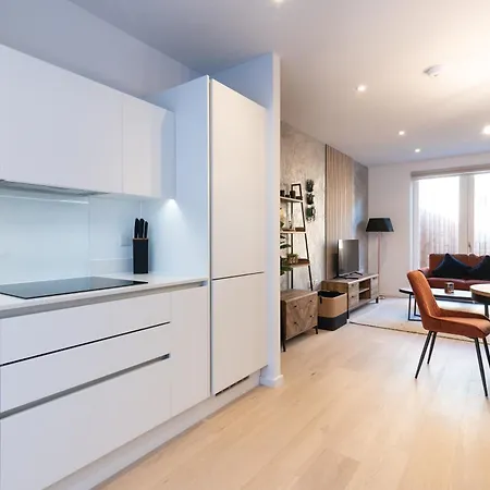 Дом отдыха Modern 5 Bedroom Town House With Off St Parking