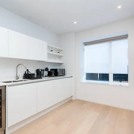 Дом отдыха Modern 5 Bedroom Town House With Off St Parking Бристоль