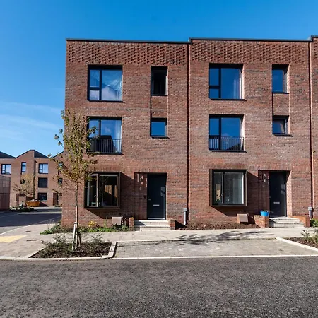 Modern 5 Bedroom Town House With Off St Parking Casa vacanze *