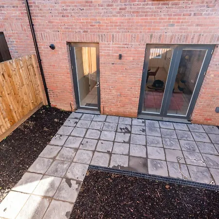 Modern 5 Bedroom Town House With Off St Parking *