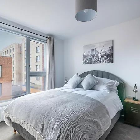 Дом отдыха Modern 5 Bedroom Town House With Off St Parking Бристоль