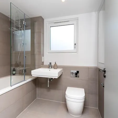 Дом отдыха Modern 5 Bedroom Town House With Off St Parking Бристоль