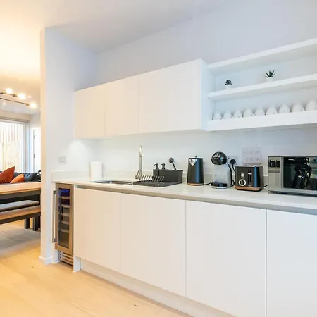 Modern 5 Bedroom Town House With Off St Parking * Бристоль