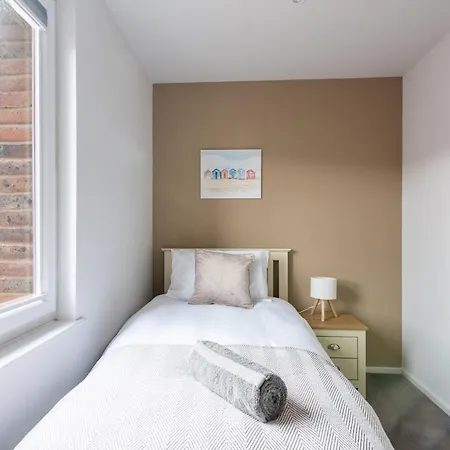 Дом отдыха Modern 5 Bedroom Town House With Off St Parking