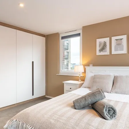 Modern 5 Bedroom Town House With Off St Parking *