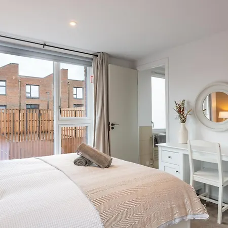 Modern 5 Bedroom Town House With Off St Parking *